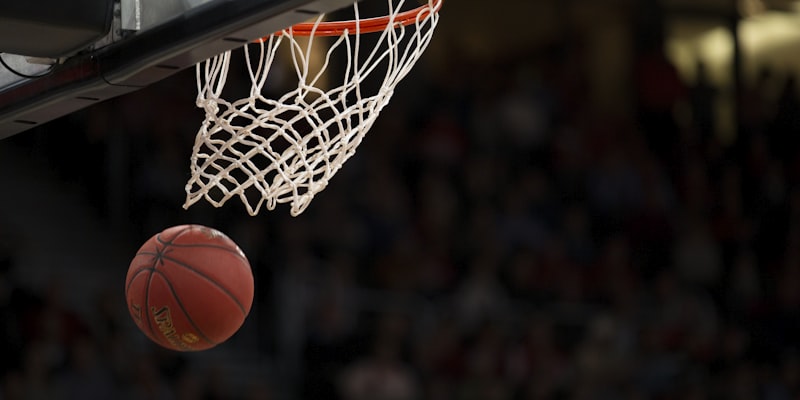 NBA篮球比赛空中扣篮的激动人心画面